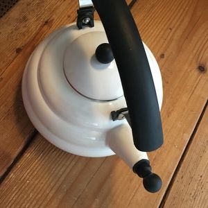 Le Creuset Vintage Tea Kettle -Beehive 2 Litres